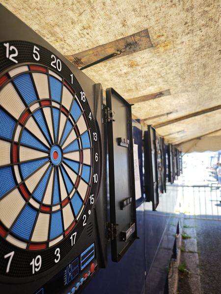 Les cibles alignées pour le concours de fléchettes, Fête des Épérires 2026