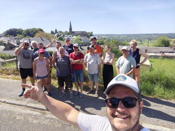 La fine équipe, avec le clocher de Florenville en toile de fond, Fête des Épérires 2026