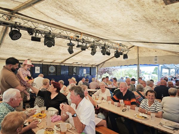 Le chapiteau plein à craquer à l'heure du repas, Fête des Épérires 2026