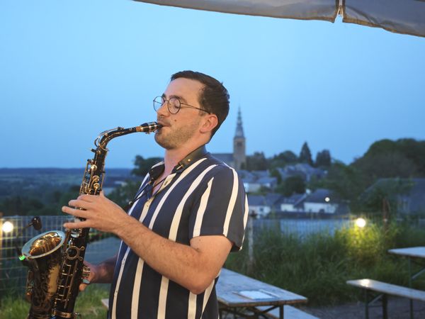 Le saxophone de Noé Guiot, face au clocher, Fête des Épérires 2026
