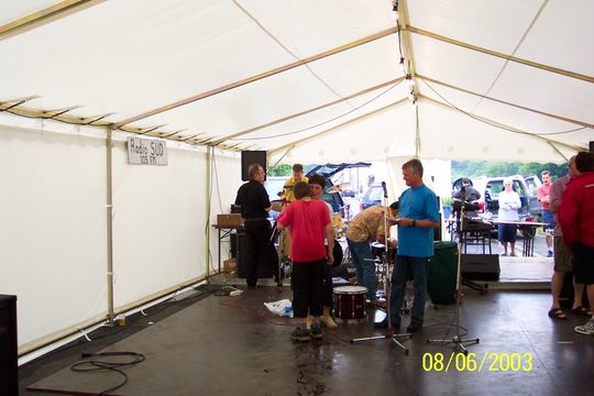 Musiciens qui s'installent sous le chapiteau, Fête des Épérires 2003