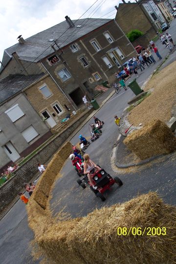 Vue plongeante sur la course de bolides dans la rue, 2003