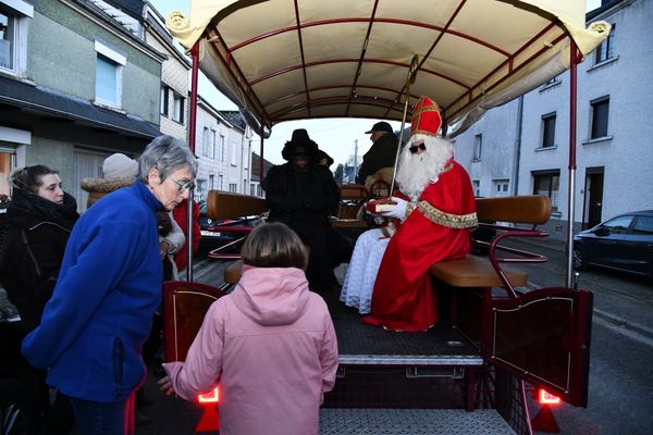 Des enfants rejoignent la calèche de Saint-Nicolas