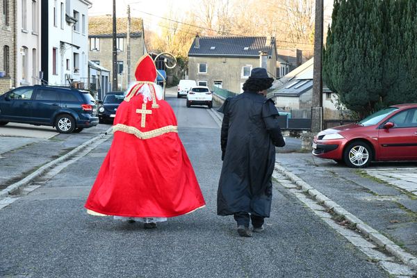 Saint-Nicolas et son compagnon marchent dans la rue