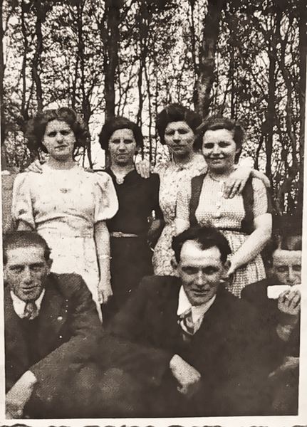 De gauche à droite. Les hommes : Roger Blaise, Edgard Vercheval et une personne non identifiée. Les dames : Léa Blaise, Marie-Louise Blaise, Denise Blaise et