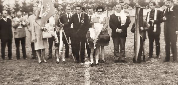 Cérémonie avec drapeau et bouquets. Parmi les personnes citées au dos : Georges Blaise, Fernand Bouillon, Michel Noël, Arlette Michotte.