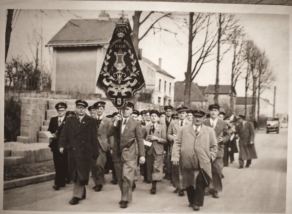 Cortège derrière la bannière.