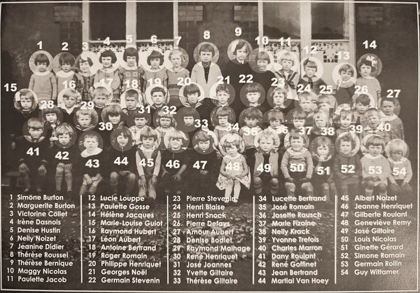 Une photo de classe des archives des habitants : Marie Fizaine y figure (n° 37), avec 53 camarades nommés un par un.