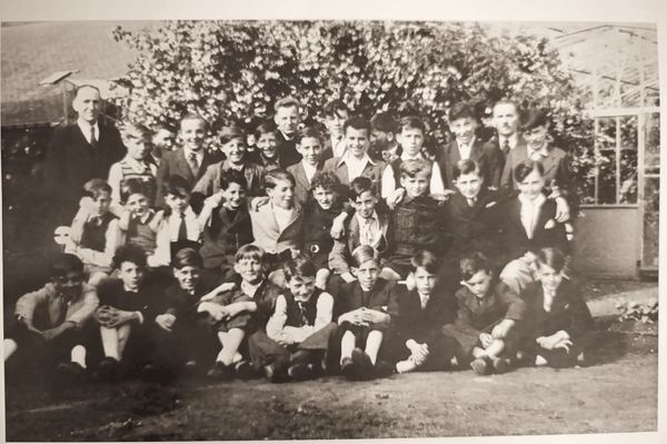 Groupe de garçons et leurs maîtres.