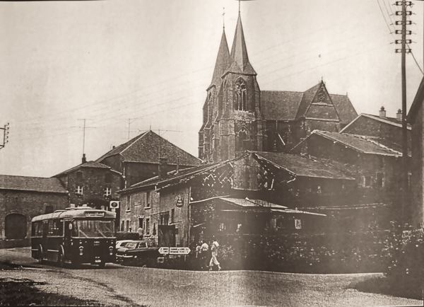 Vue sur l'église de Florenville, avec l'autocar vicinal au premier plan.