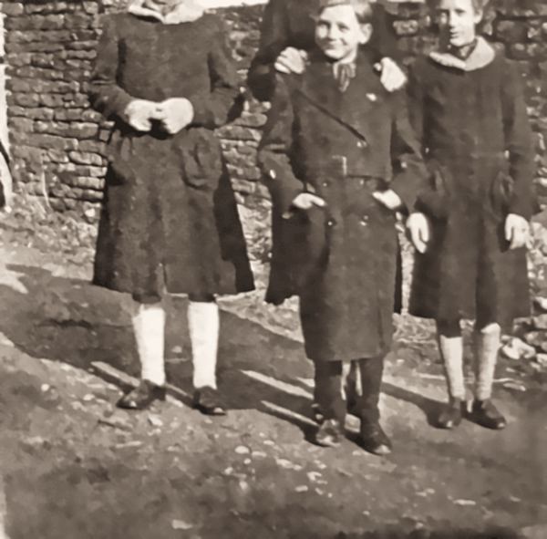 Enfants du quartier. Prénoms notés : Édouard, Francine, Charlotte Jacob, Andrée et René.