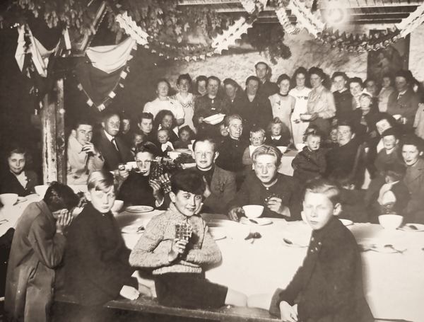 Grand banquet sous les guirlandes.