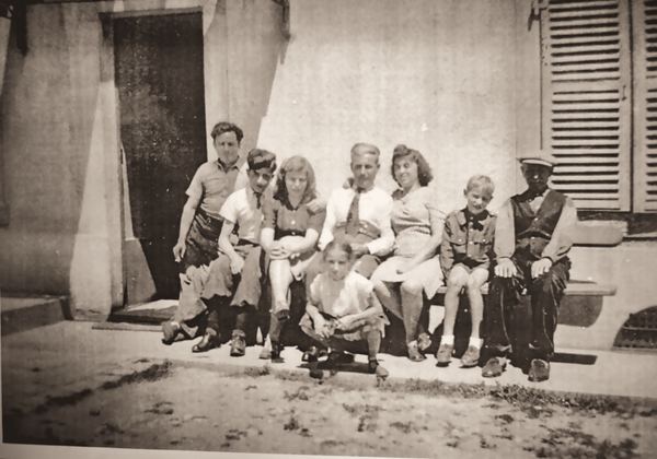 Groupe d'enfants et de mamans dans la cour.