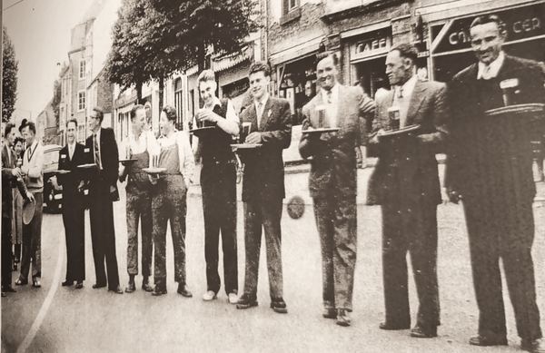 Les hommes sur la place, devant le Cercle.