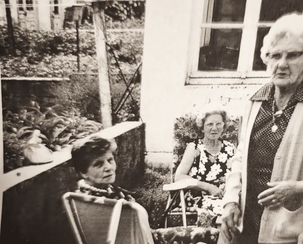 De gauche à droite : Léa Blaise, Marie-Louise Blaise et Mathilde Blaise.