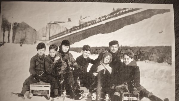 Glissades dans la neige : Gaby Oger, Jules Bernique, Michel Jacob, André Lambert, René Dethise, José Romain et Léon Poncelet.