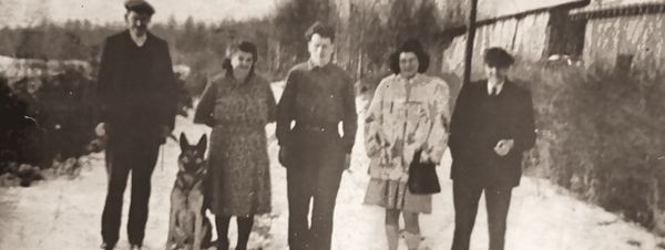 Joseph Malhage, Lucie Poncin, Gaston Malhage et une personne inconnue, dans la neige.