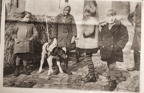 Le papa et les quatre sœurs Pochet (Marie-Louise, Solange, Georgine et Jeanine, d'après une feuille de prénoms retrouvée avec la photo).