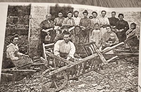 « Florenville, les plus jolies laveuses ». Carte postale Nels, série 40 n° 56, collection des habitants.