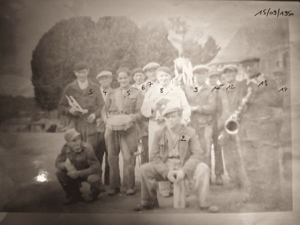 15 septembre 1950, la pose du coq sur la nouvelle église. Identifiés : 1 Marcel Gérard, 5 Joseph Spirlet, 8 Émile Delhaye, 10 Albert Gérard « Pichon », 13 Lo
