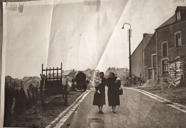 Rue Belle-Vue. De gauche à droite : Andrée Varnier et Fernande Varnier.