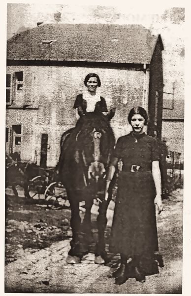 La cavalière : Yvonne Bouillon ; à ses côtés, Marie-Louise Philippart.