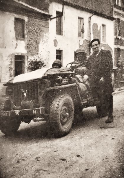 Le jour de la libération de Florenville. L'anecdote raconte que, la nuit précédente, les Allemands dynamitent la rue de France au niveau de la rue du…
