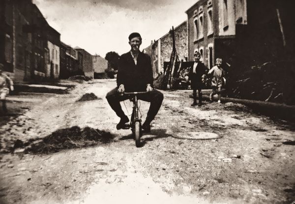 Le centre de la rue principale attire décidément les photographes. Et les modèles. C'est à qui sera le plus original sur la photo. Ici, Albert Detaille, qui…