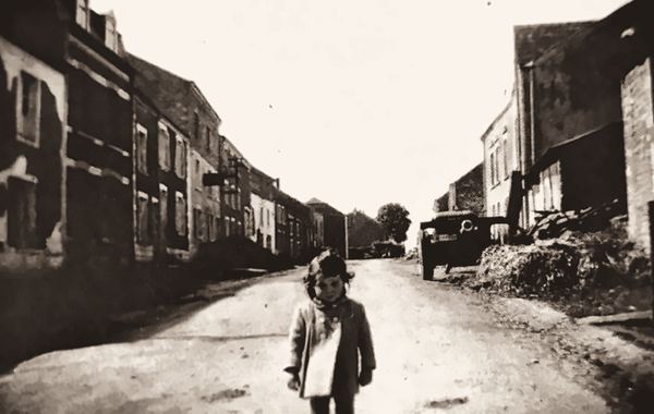 Cet enfant n'est pas une fille. Il est courant, à l'époque, pour un garçon de porter les cheveux longs. Michel Minguet pose près de chez Hamers. La maison…