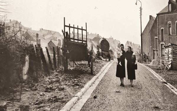 Belle vue sur la rue Belle-Vue. Voici une autre dimension du quartier : l'activité agricole. À gauche d'Andrée Varnier, de Jean-Luc Lambeaux et de Fernande…