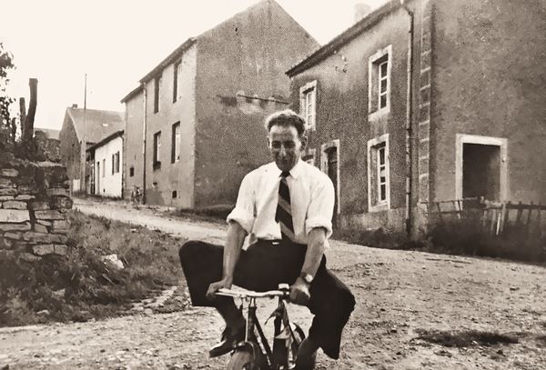 Acrobaties à vélo. On est en 40-45, rue Nicolaï. Fernand Bauduin est pimpant : chemise blanche, cravate, habits du dimanche. Cette élégance des jours fériés…
