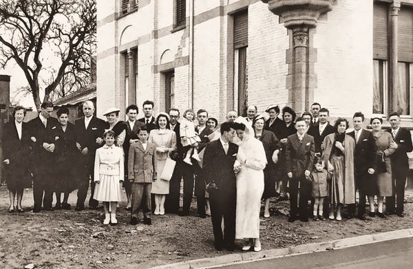 Les familles Semaire, Bernique et Gérard prêtes pour le cliché souvenir à l'occasion d'un mariage devant le château des Épérires. On dit de cet immeuble…