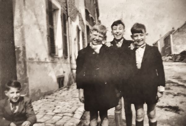 Image typique de la bande de copains du quartier. Willy Gérard est assis. Le trio du centre est fait d'André Schmit, de Georges et de Guy Bauduin. C'est…