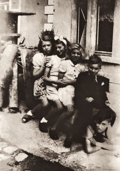Suzanne Beck, Marguerite et Madeleine Watelet, Jean Demesmaeker sont sagement rangés par ordre de taille, devant la maison de Jean Hamers. Élément «…