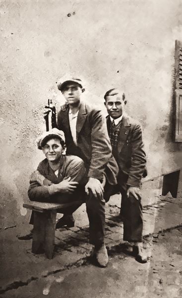 Jour de fête à la mode des années trente. Fernand Bouillon, Joseph Michotte et Armand Gosse, bouteille à la main, casquette à la tête.