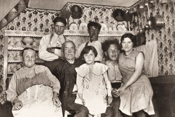 La cuisine en famille. Jules Blaise et Georges Varnier debout derrière Marie Blaise, Joseph Malhage, Fernand Bauduin et Fernande Varnier. En plus du…
