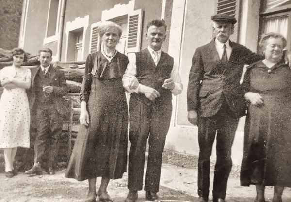 Changez ! Élise Giltaire, épouse de Joseph Minguet, avec Denis Féron. Victoire Jacob, épouse de Denis Féron, est au bras de Joseph Minguet. Les amis se sont…