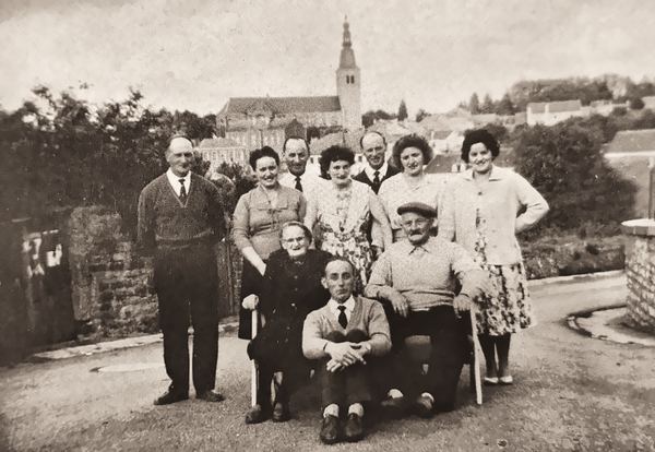 La famille Rausch s'est réunie au grand complet pour les 50 ans de mariage de Jean-Baptiste et Lisa. Parents et enfants sont présents devant la maison…