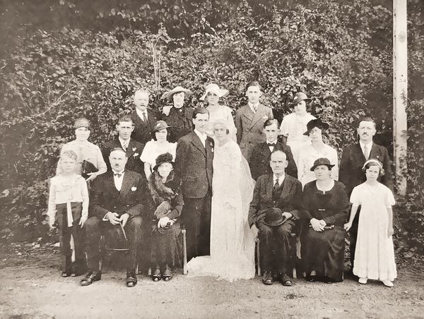 La famille Semaire est réunie pour le mariage du fils, Louis. Pose solennelle, habits de cérémonie.