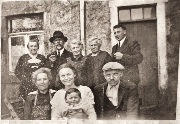 La famille Mandois devant la petite exploitation agricole du patriarche. La fermette n'est pas isolée, au cœur de la rue Belle-Vue. L'histoire raconte que…