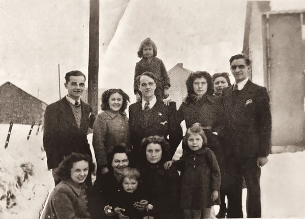 Debout, Jules Poncelet, Andrée Varnier, Marcel Poncelet, derrière lui Fernand Malhage, Odette Malhage et Simone Blaise précèdent André Poncelet. Ce dernier…