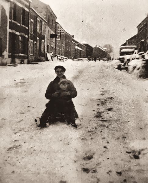 Jules Gosse et Michel Minguet glissent sur la rue principale des Épérires.