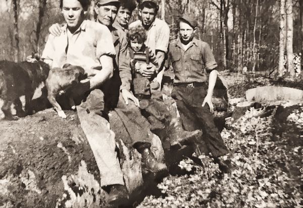 Lucien Blaise (dit Loulou), Armand Gosse, Gaston Malhage avec son fils sur les genoux, Henri Blaise et Raymond Malhage en enfilade sur un énorme tronc.…