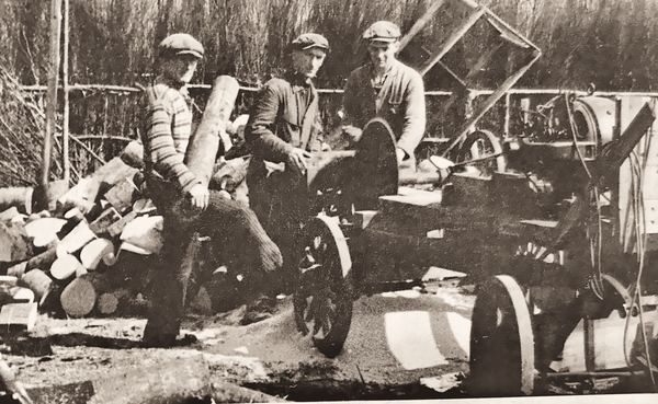 Nicolas Blaise, Albert Michotte et Edgard Vercheval procèdent au sciage du bois, à la mode ancienne. Edgard Vercheval, charpentier de métier, en est…