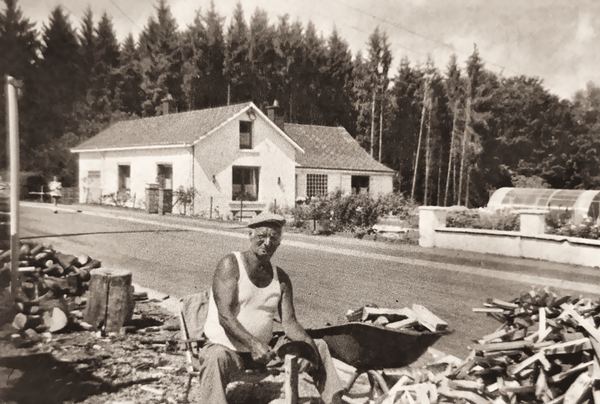 Le bois toujours mais à une époque plus actuelle. Il y a peu encore, Marcel Wathelet, qui habitait fin de la rue principale, coupait du petit bois devant sa…