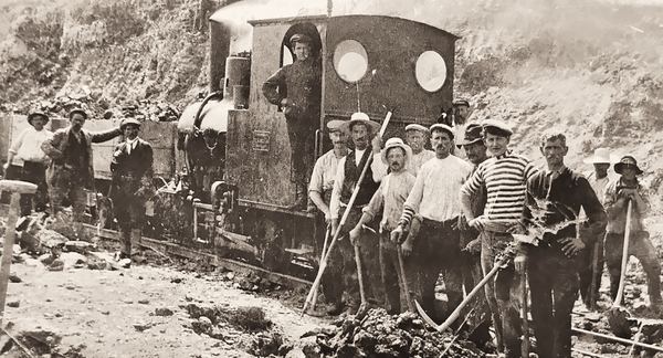 Au début des années 20, on creuse et on pose à la main le parcours de l'autorail.
