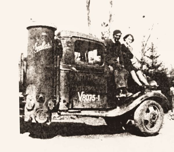 Georges Vigneron et une amie posent à côté d'un camion équipé au gazogène. Le principe est simple. Un foyer au bois, surmonté d'une réserve d'eau, le tout…